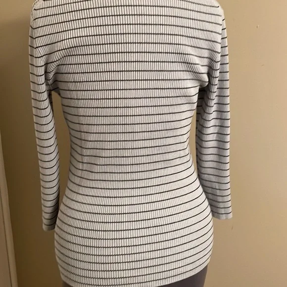 Name Brand missing sweater - Picture 4 of 4